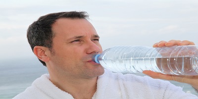 آیا نوشیدن آب به کاهش وزن کمک می کند؟