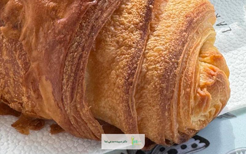 کروسان، دونات، پای و کیک از انواع شیرینی هایی هستند که چاق کننده است